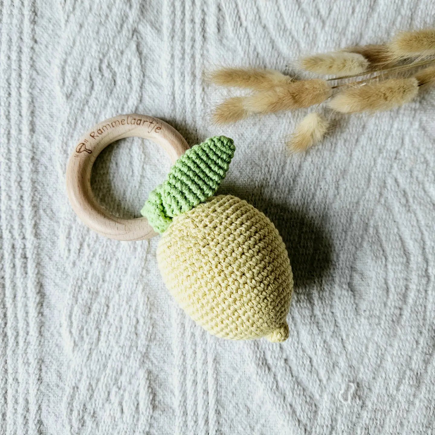 Rammelaartje Häkelrassel Zitrone handgemacht
