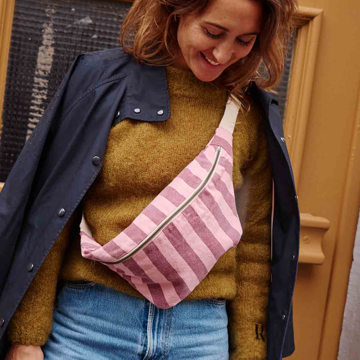 Damen-Bauchtasche mit Streifen in Burgund und Bubble Pink