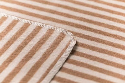 David Fussenegger Decke in Puppe Giraffe