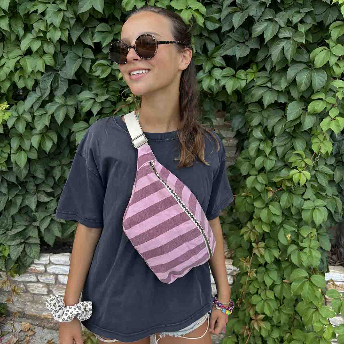 Damen-Bauchtasche mit Streifen in Burgund und Bubble Pink