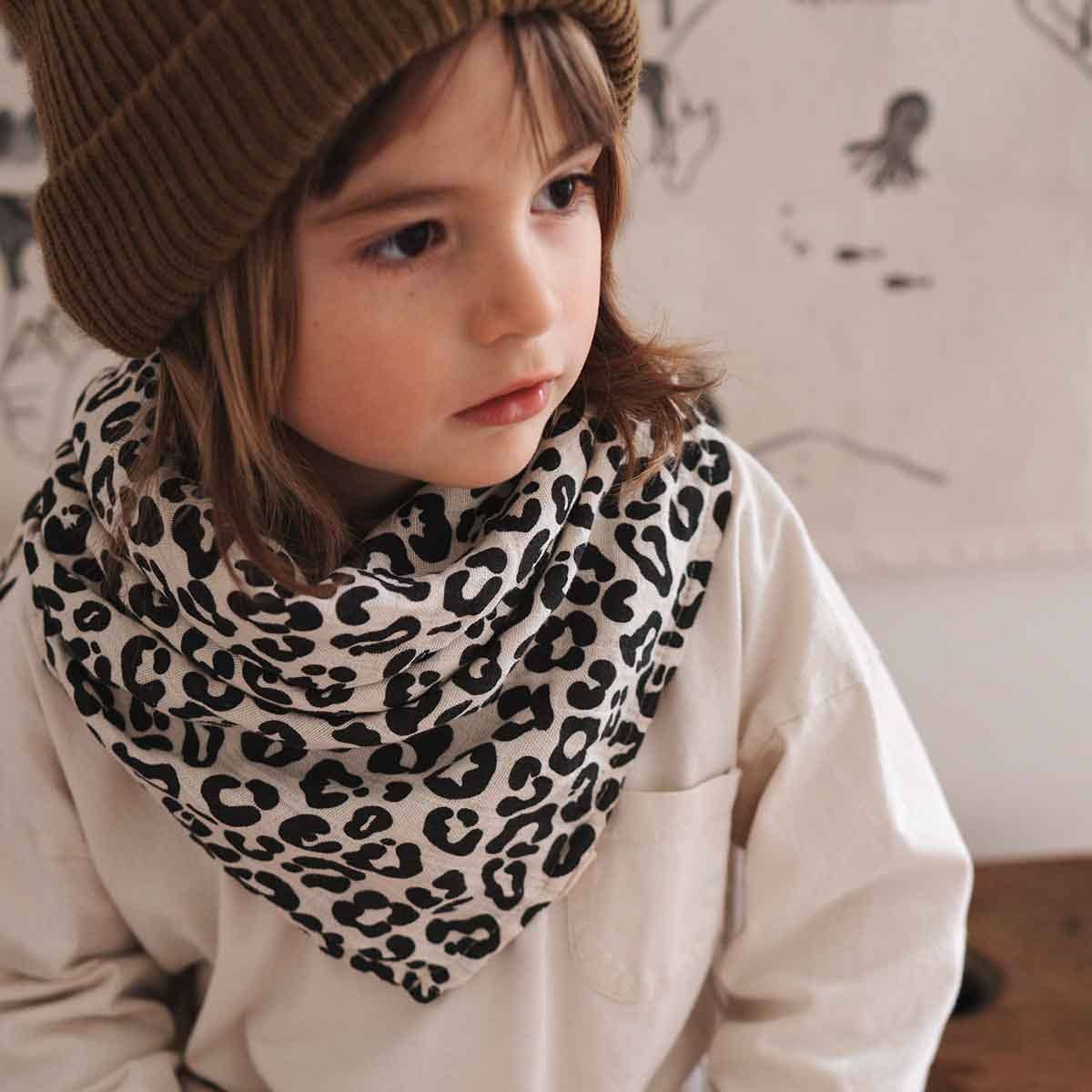 rose in april BIANCA Mullwickeldecke mit Leopardenmuster in Greige: GRAOU / M 70x70