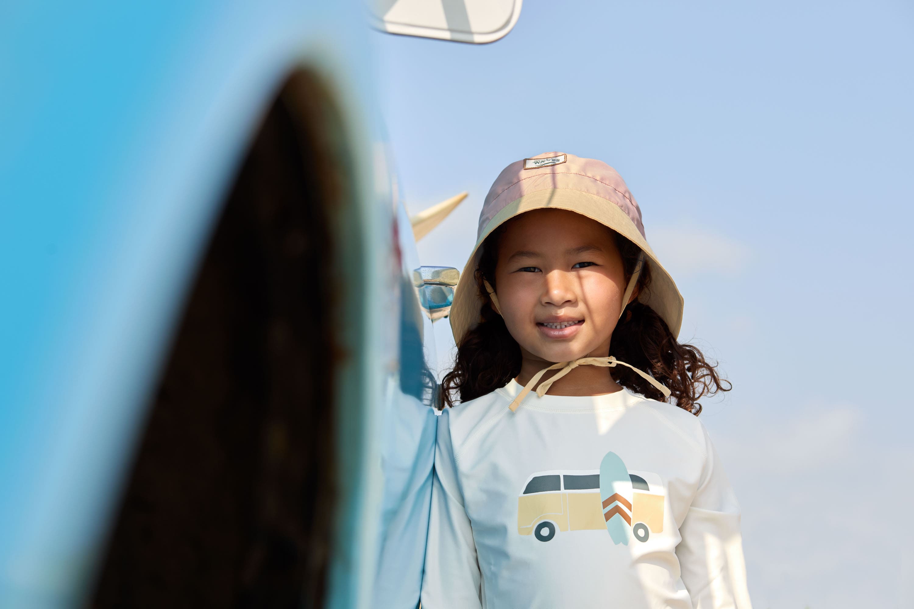 Lässig rosa Sonnenhut mit gelber Krempe