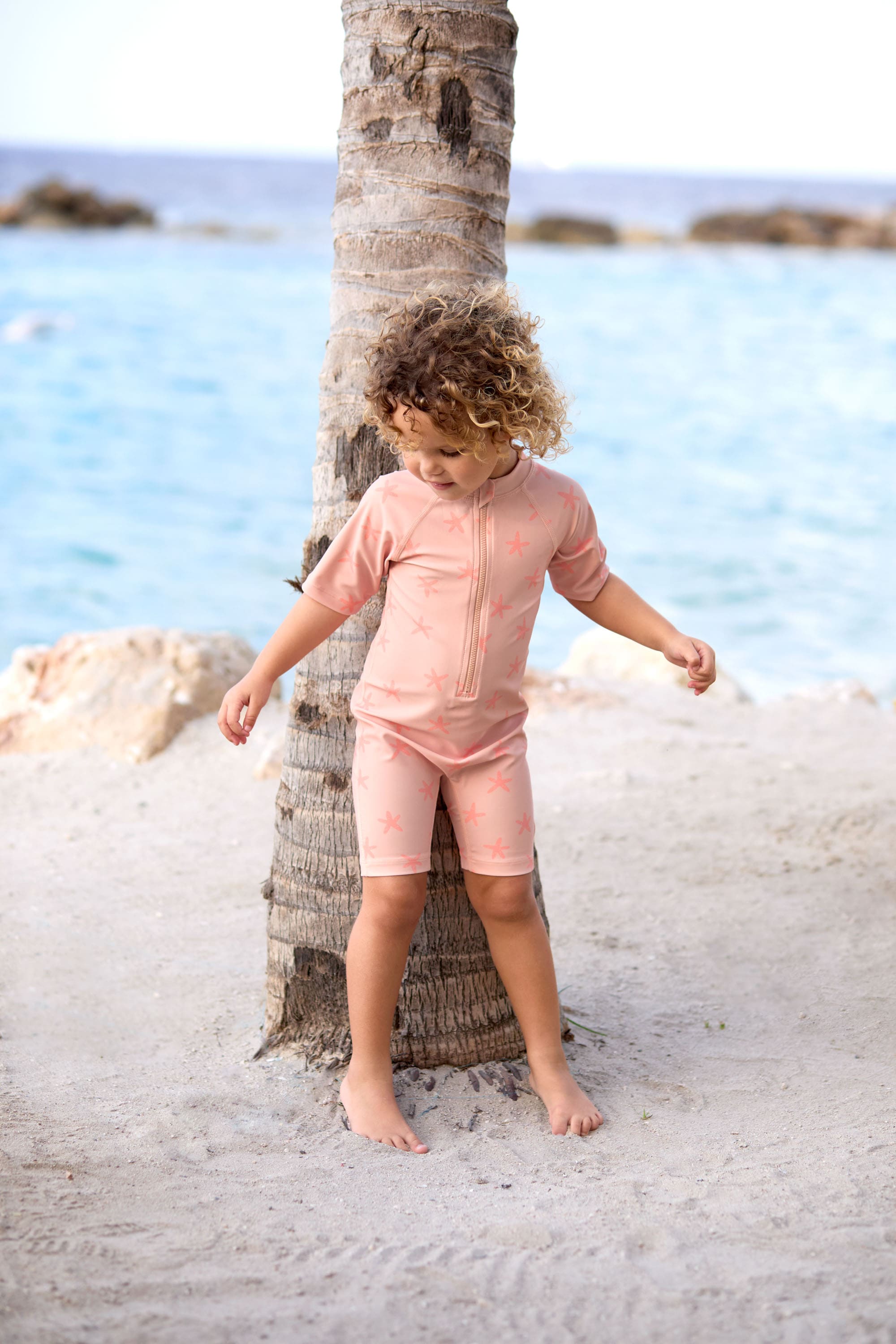 Lässig rosa Schwimmanzug mit Seesternen