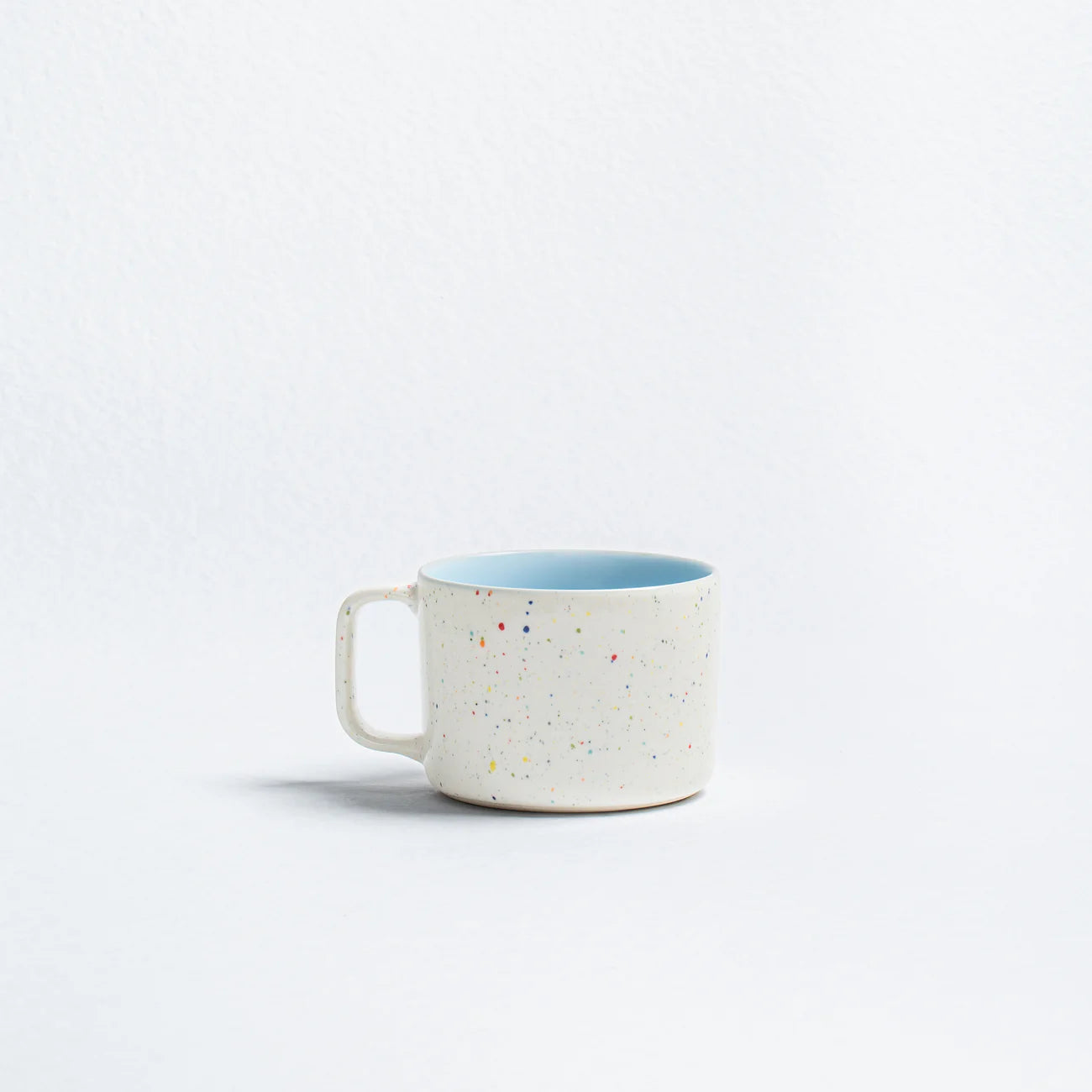 egg back home Breeze Party Out Stoneware Mug weiß/ hellblau