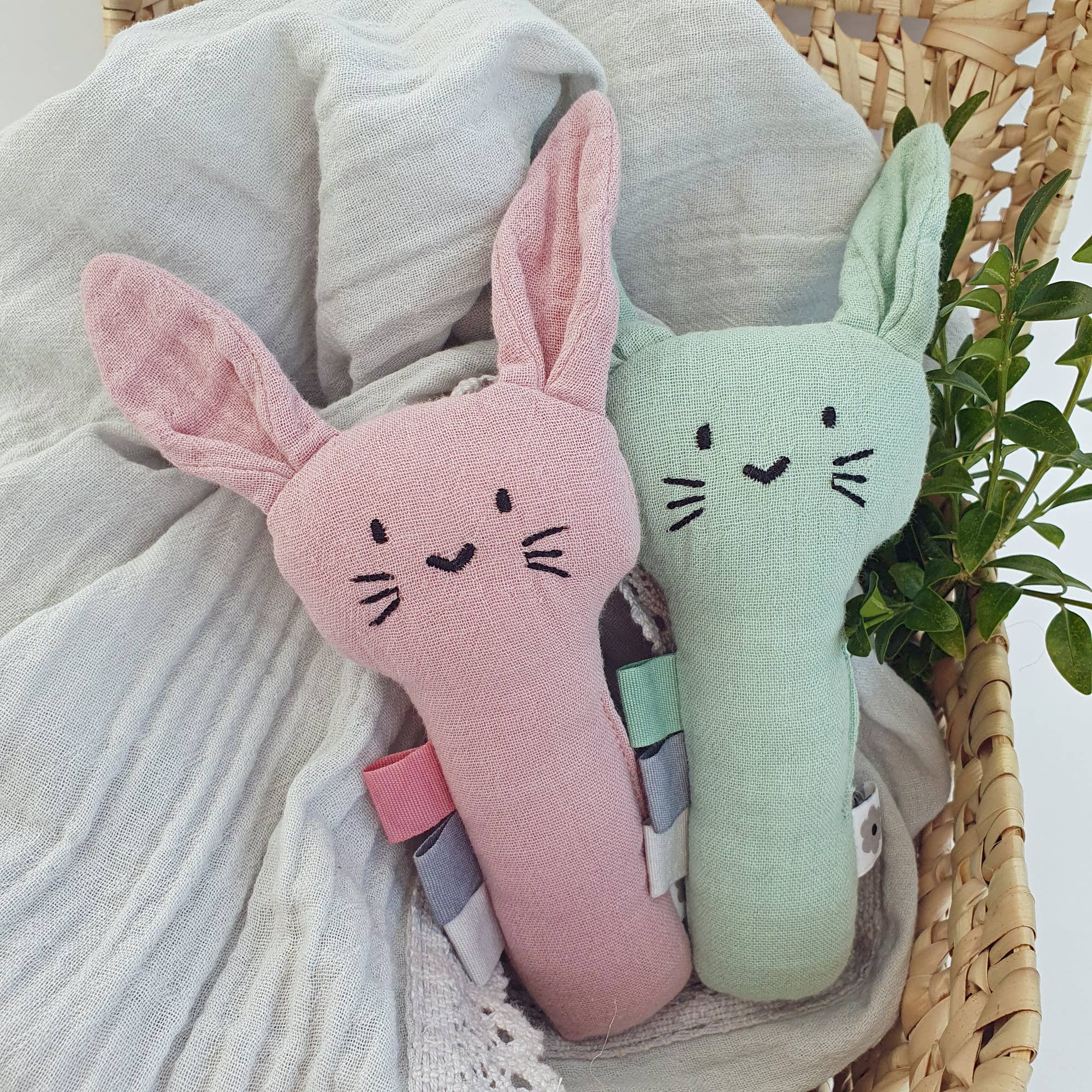 Organic Soft Rassel Rabbit Pale Mauve