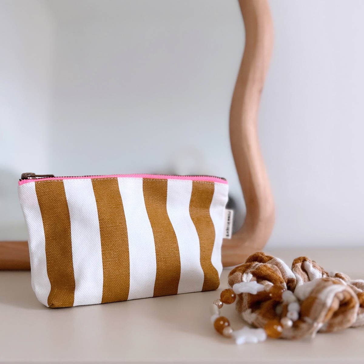 Make-up-Tasche Sofia mit Streifen in Ecru und Karamell: ECRU / KARAMELL / STREIFEN