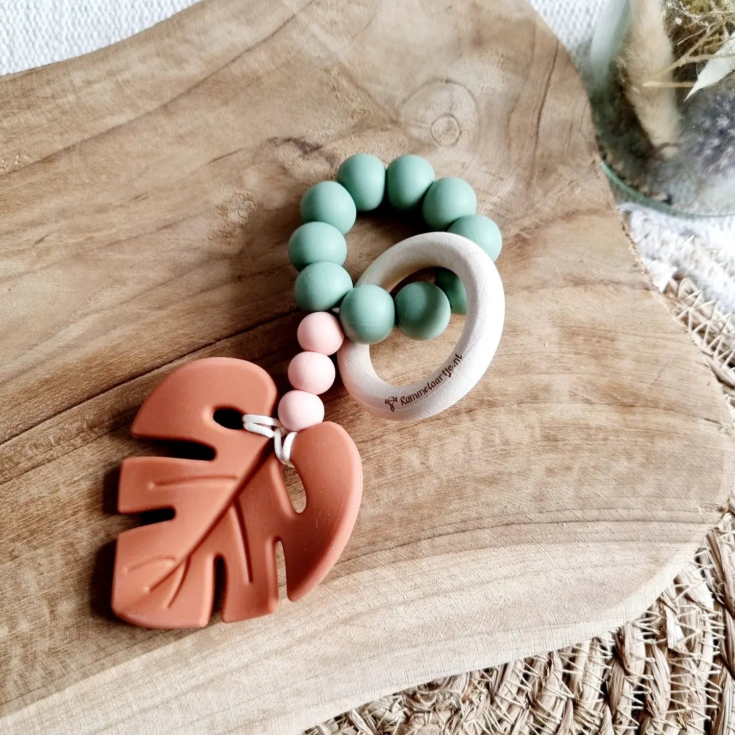 Rammelaartje Beißring aus Silikon mit Blatt Cognac