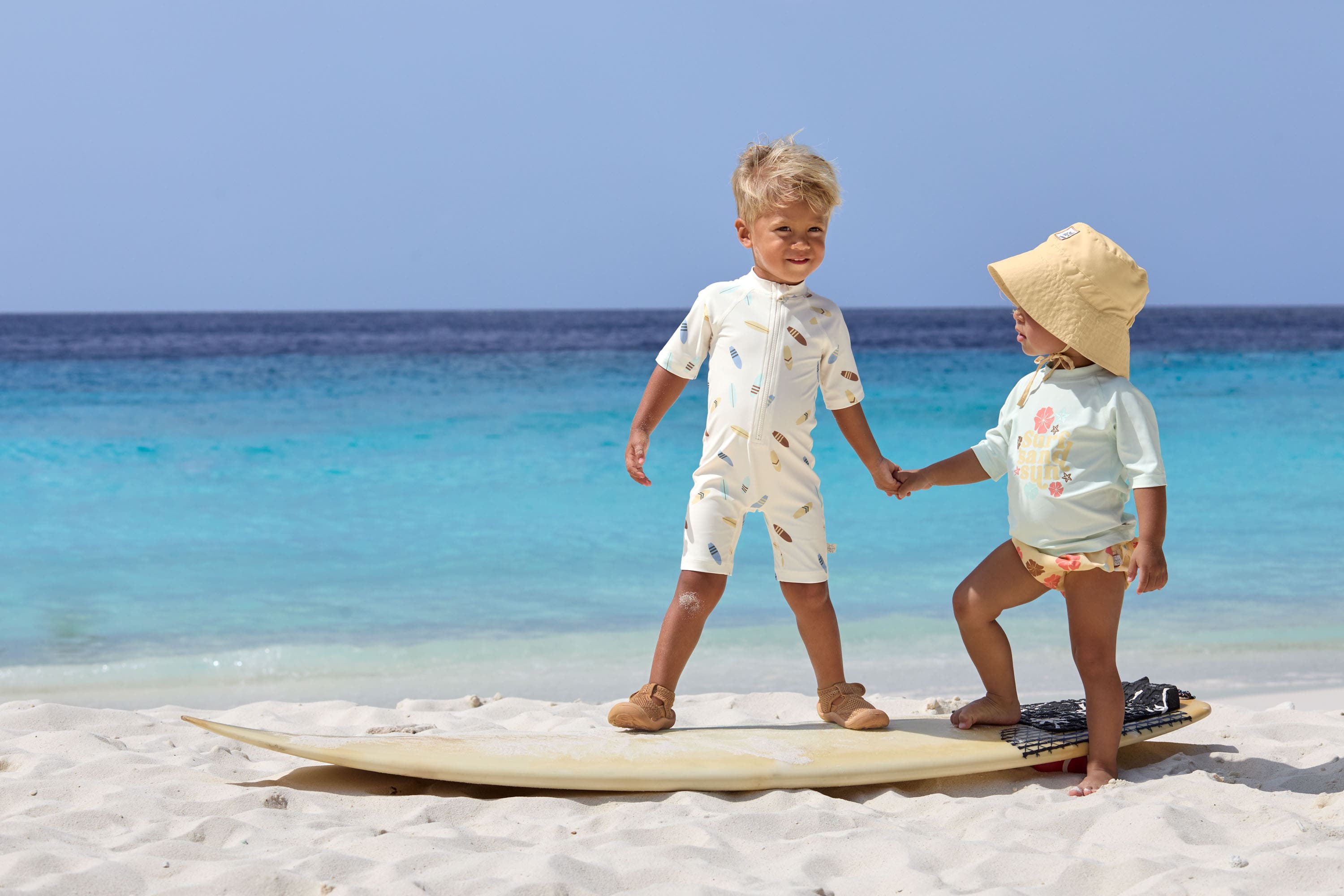 Lässig weißer Schwimmanzug mit Surfboards
