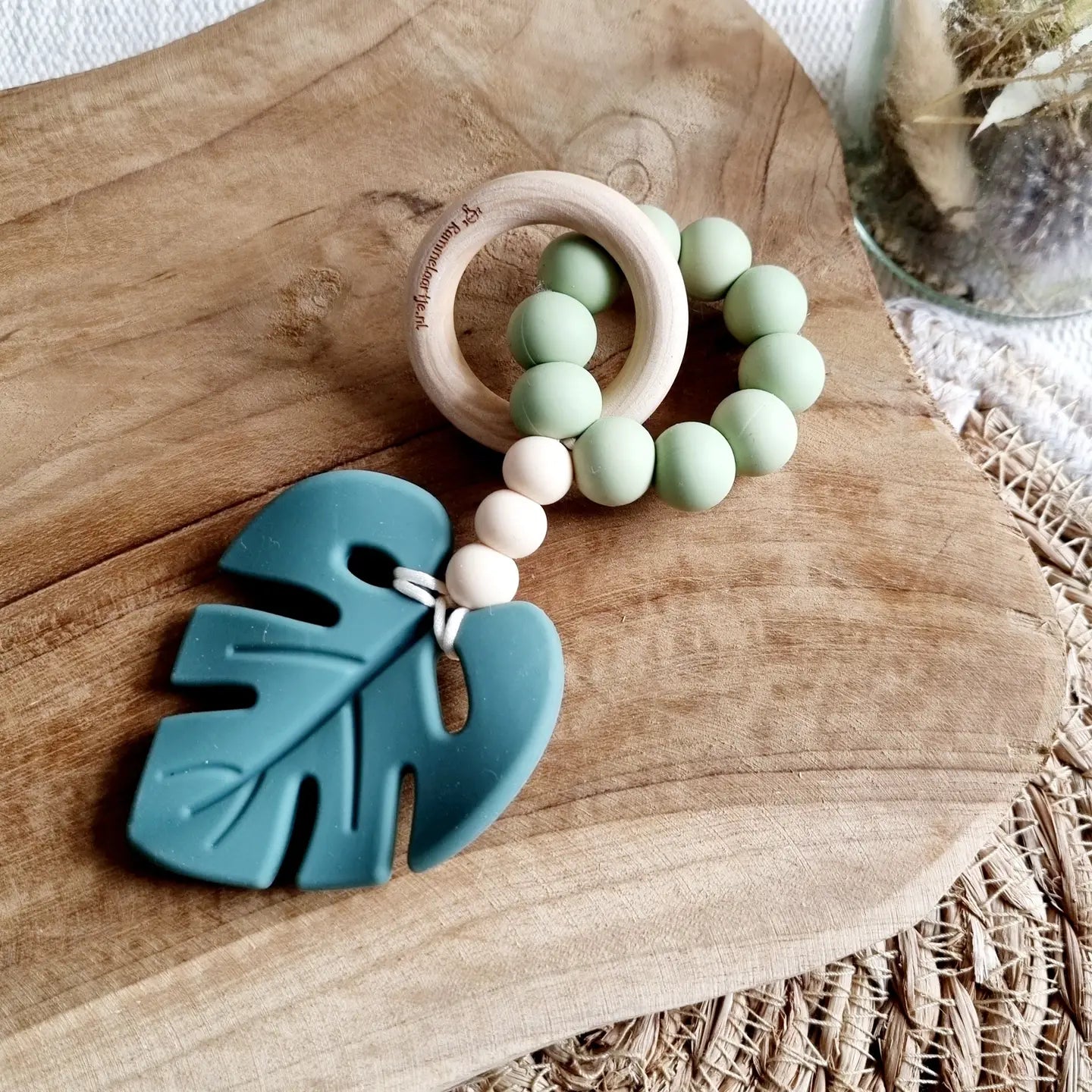 Rammelaartje Beißring aus Silikon mit Blatt grün