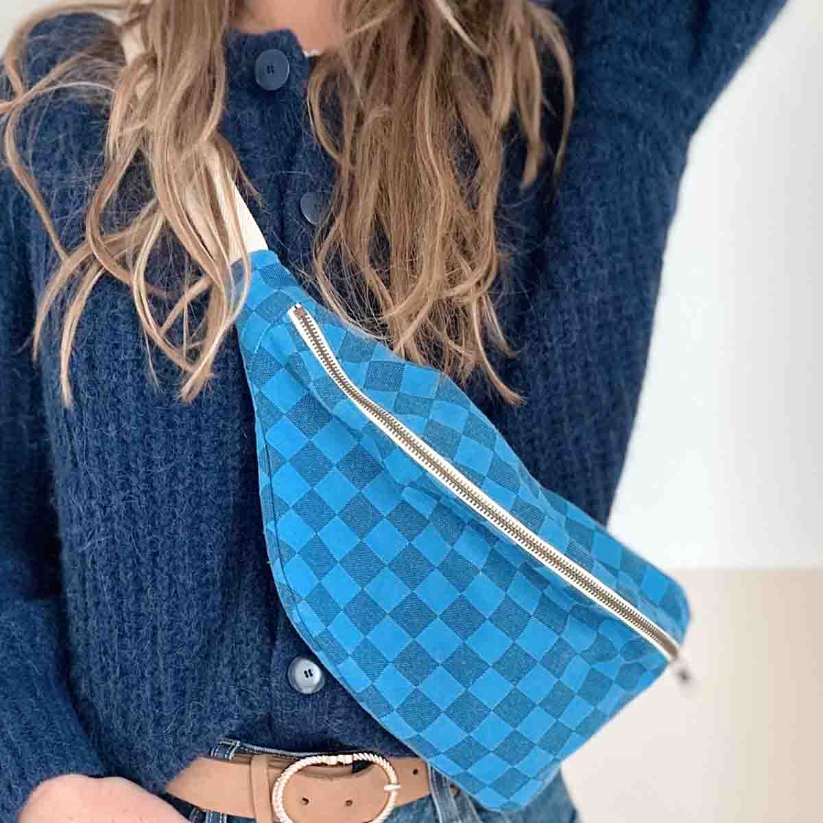 rose in april Bauchtasche Schachbrettmuster in Griechischem Blau und Marineblau