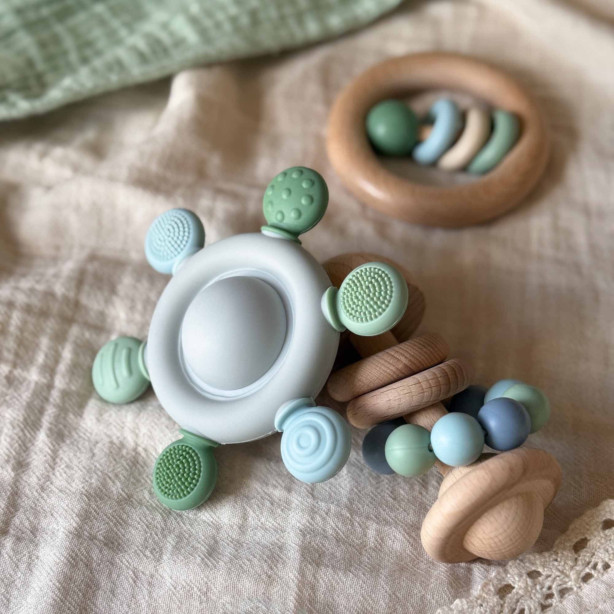 Baby Silikon Rassel & Beißspielzeug Karussell Grün