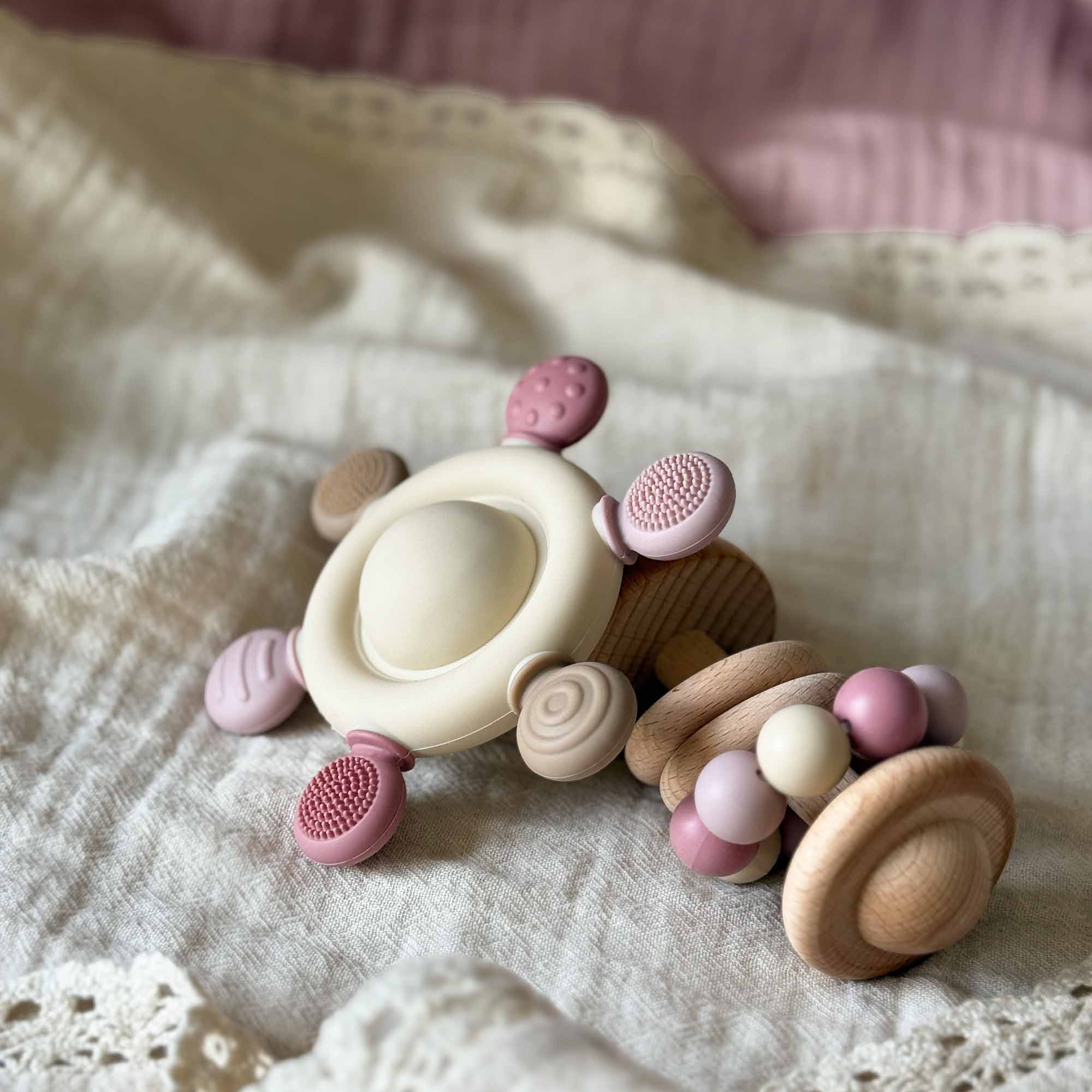Baby Silikon Rassel & Beißspielzeug Karussell Rose
