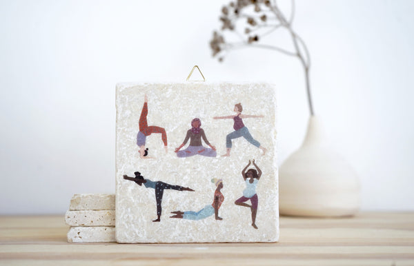 Evimstore Illustrations Frauen beim Yoga auf Naturstein